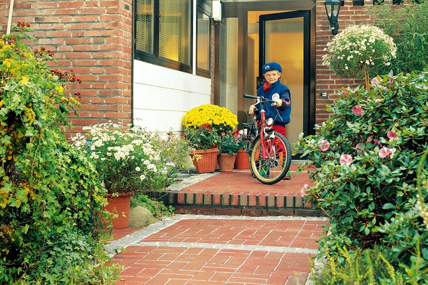 Väriä pihatielle Väriä pihatielle